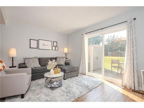 121-31 Greengate Road, Guelph, ON - Indoor Photo Showing Living Room