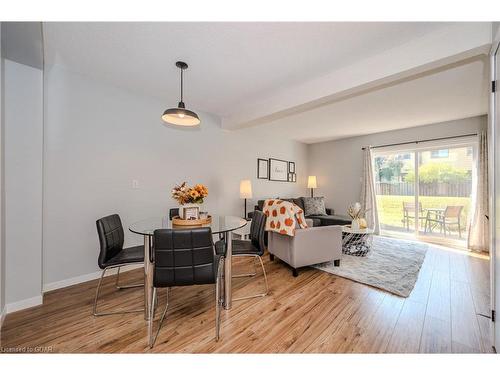 121-31 Greengate Road, Guelph, ON - Indoor Photo Showing Living Room