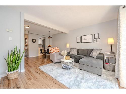 121-31 Greengate Road, Guelph, ON - Indoor Photo Showing Living Room