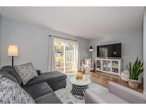 121-31 Greengate Road, Guelph, ON - Indoor Photo Showing Living Room