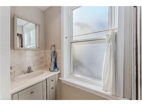 435 York Road, Guelph, ON - Indoor Photo Showing Bathroom