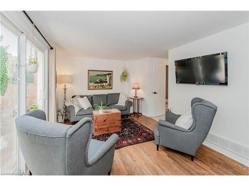 31-129 Victoria Road N, Guelph, ON - Indoor Photo Showing Living Room