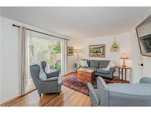 31-129 Victoria Road N, Guelph, ON - Indoor Photo Showing Living Room