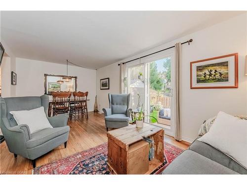 31-129 Victoria Road N, Guelph, ON - Indoor Photo Showing Living Room