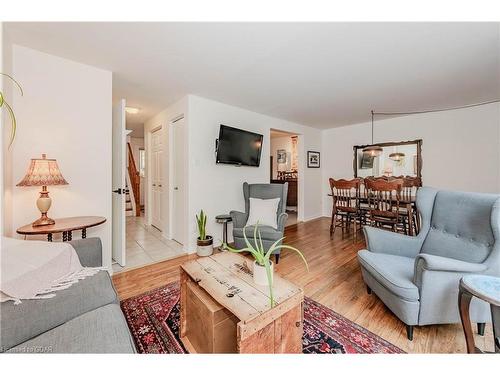 31-129 Victoria Road N, Guelph, ON - Indoor Photo Showing Living Room