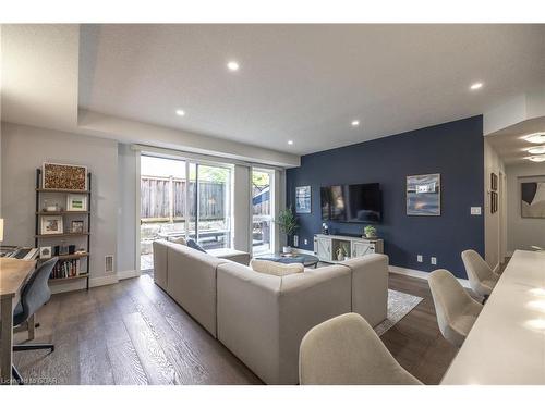 17-32 Arkell Road, Guelph, ON - Indoor Photo Showing Living Room