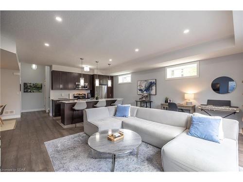 17-32 Arkell Road, Guelph, ON - Indoor Photo Showing Living Room