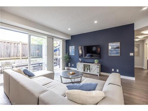 17-32 Arkell Road, Guelph, ON - Indoor Photo Showing Living Room