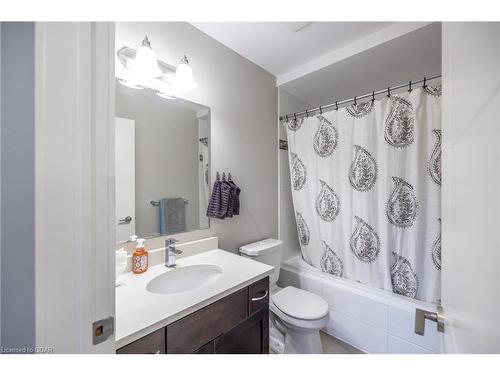 17-32 Arkell Road, Guelph, ON - Indoor Photo Showing Bathroom