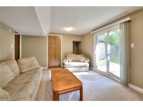 17-131 Traynor Avenue, Kitchener, ON - Indoor Photo Showing Living Room