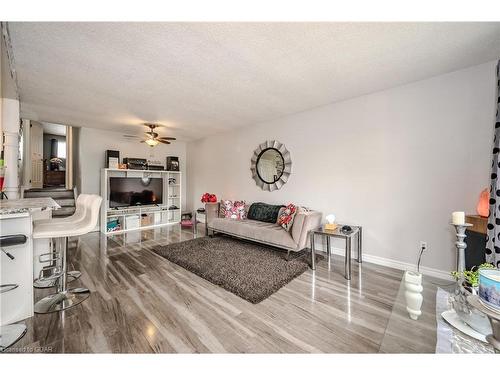 39 Inverness Drive, Guelph, ON - Indoor Photo Showing Living Room