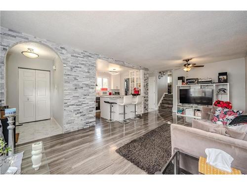 39 Inverness Drive, Guelph, ON - Indoor Photo Showing Living Room