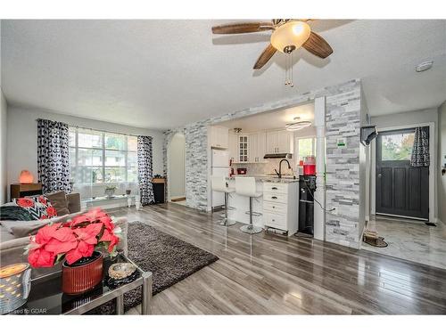 39 Inverness Drive, Guelph, ON - Indoor Photo Showing Living Room