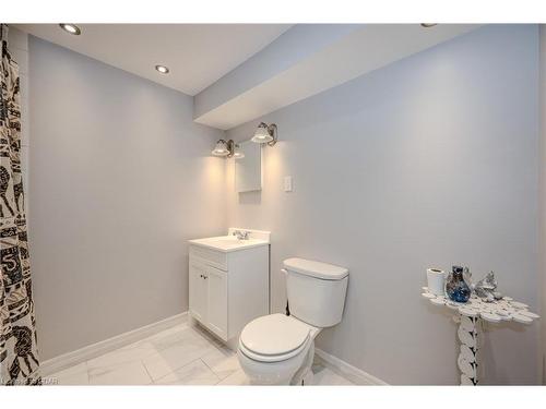 39 Inverness Drive, Guelph, ON - Indoor Photo Showing Bathroom