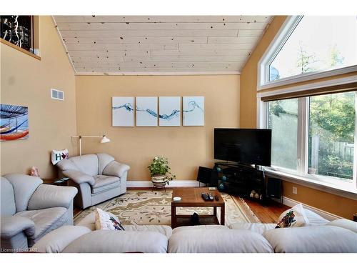 211 Eagle Road, Northern Bruce Peninsula, ON - Indoor Photo Showing Living Room