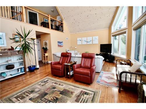 211 Eagle Road, Northern Bruce Peninsula, ON - Indoor Photo Showing Living Room