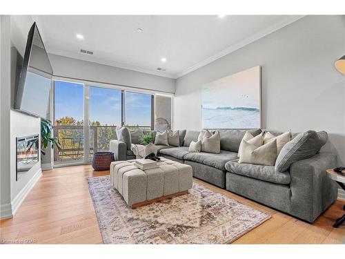 406-1880 Gordon Street, Guelph, ON - Indoor Photo Showing Living Room