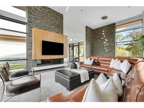 164 Hume Road, Puslinch, ON - Indoor Photo Showing Living Room