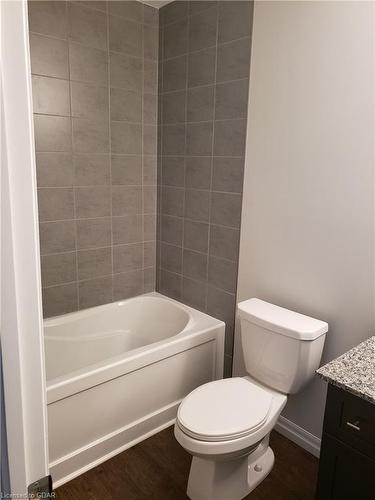 403-35 Kingsbury Square, Guelph, ON - Indoor Photo Showing Bathroom