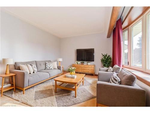 225 Irvine Street, Elora, ON - Indoor Photo Showing Living Room