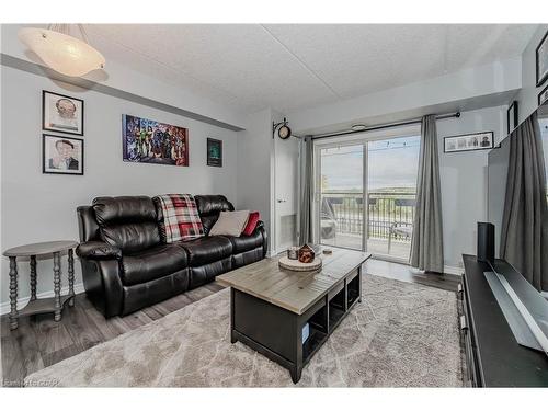 201-60 Lynnmore Street, Guelph, ON - Indoor Photo Showing Living Room