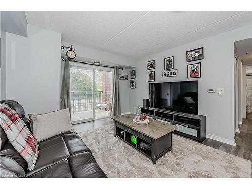 201-60 Lynnmore Street, Guelph, ON - Indoor Photo Showing Living Room