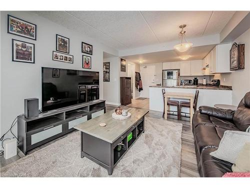 201-60 Lynnmore Street, Guelph, ON - Indoor Photo Showing Living Room