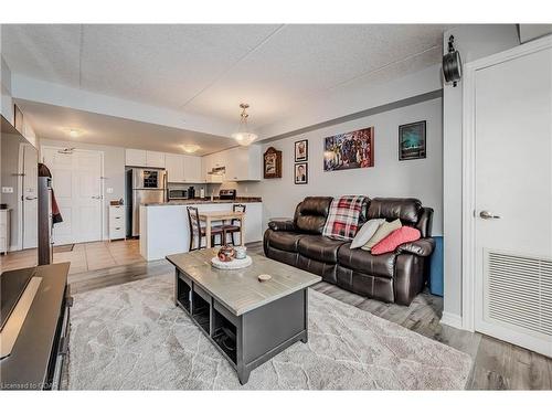 201-60 Lynnmore Street, Guelph, ON - Indoor Photo Showing Living Room