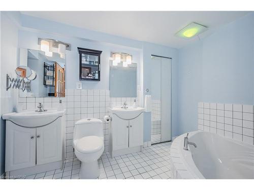 106/108 Kathleen Street, Guelph, ON - Indoor Photo Showing Bathroom