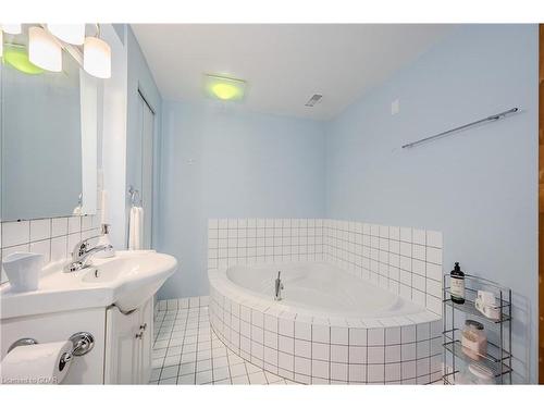 106/108 Kathleen Street, Guelph, ON - Indoor Photo Showing Bathroom