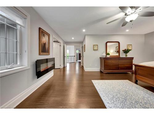 11-25 Manor Park Crescent, Guelph, ON - Indoor Photo Showing Living Room With Fireplace