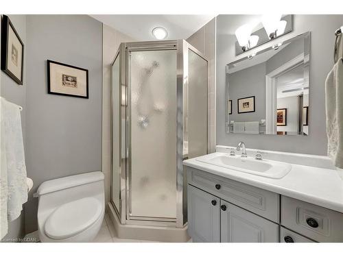 11-25 Manor Park Crescent, Guelph, ON - Indoor Photo Showing Bathroom