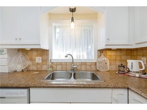 119 Lou'S Boulevard, Rockwood, ON - Indoor Photo Showing Kitchen With Double Sink