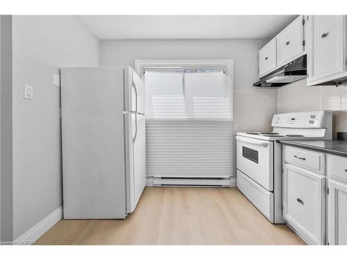 165-2050 Upper Middle Road, Burlington, ON - Indoor Photo Showing Kitchen