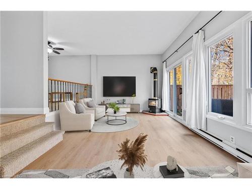 165-2050 Upper Middle Road, Burlington, ON - Indoor Photo Showing Living Room