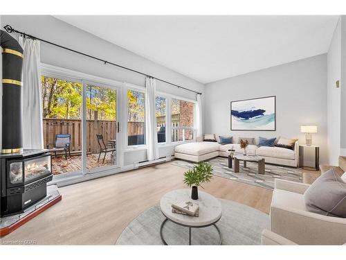 165-2050 Upper Middle Road, Burlington, ON - Indoor Photo Showing Living Room