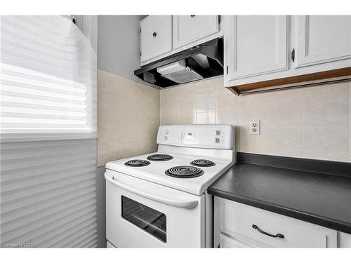 165-2050 Upper Middle Road, Burlington, ON - Indoor Photo Showing Kitchen