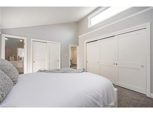 11 Farnham Road, Puslinch, ON - Indoor Photo Showing Bedroom