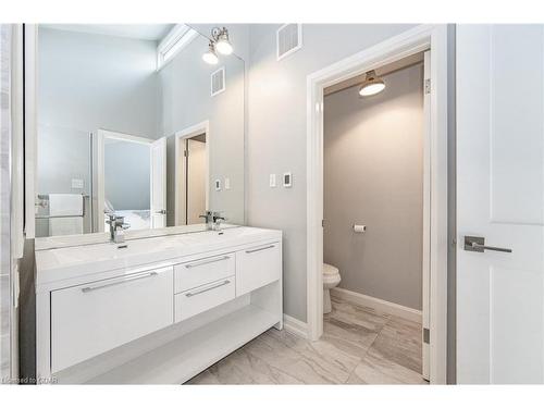 11 Farnham Road, Puslinch, ON - Indoor Photo Showing Bathroom