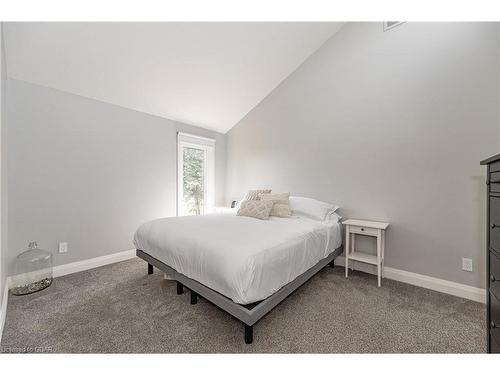 11 Farnham Road, Puslinch, ON - Indoor Photo Showing Bedroom