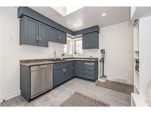 11 Farnham Road, Puslinch, ON - Indoor Photo Showing Kitchen