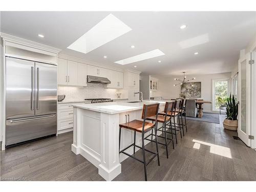 11 Farnham Road, Puslinch, ON - Indoor Photo Showing Kitchen With Upgraded Kitchen