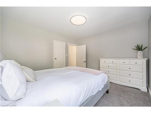 11 Farnham Road, Puslinch, ON - Indoor Photo Showing Bedroom