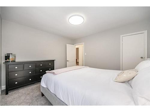 11 Farnham Road, Puslinch, ON - Indoor Photo Showing Bedroom