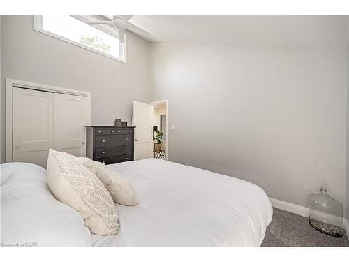 11 Farnham Road, Puslinch, ON - Indoor Photo Showing Bedroom