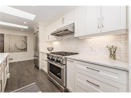 11 Farnham Road, Puslinch, ON - Indoor Photo Showing Kitchen With Upgraded Kitchen