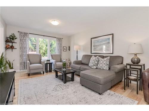 103 Halls Drive, Elora, ON - Indoor Photo Showing Living Room