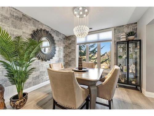 108-71 Bayberry Drive, Guelph, ON - Indoor Photo Showing Dining Room