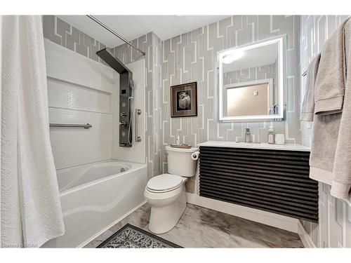 108-71 Bayberry Drive, Guelph, ON - Indoor Photo Showing Bathroom