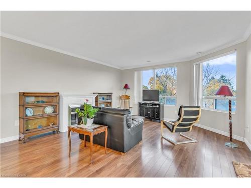 311-60 Wyndham Street S, Guelph, ON - Indoor Photo Showing Living Room